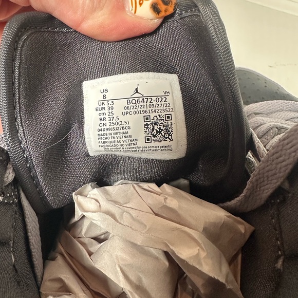 Nike Air Jordan 1 Mid Women’s 8 Gray Black White Sneakers Retro - Picture 9 of 9